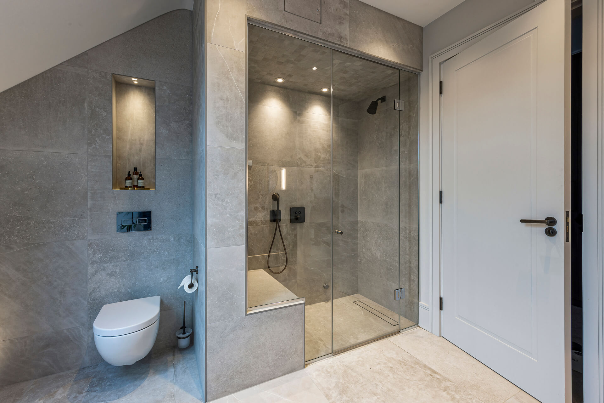 Contemporary new build in Cobham (1)